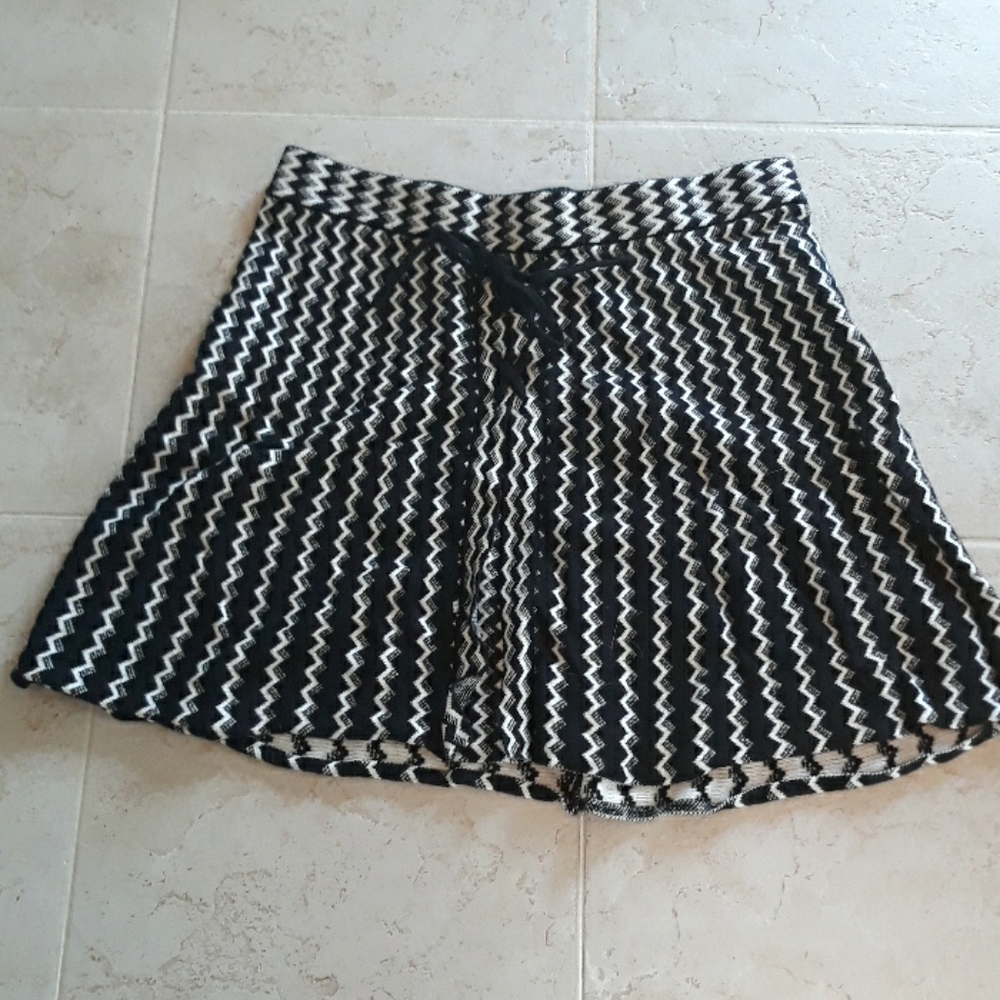 Candie's Black and white skirt